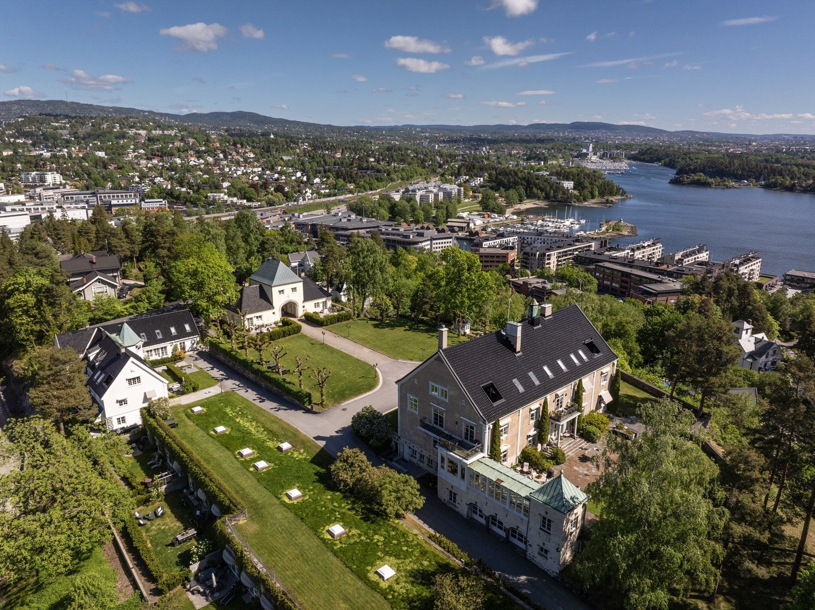 Tomten er på ca. 8,8 mål med store parkmessige grøntarealer og idylliske forhold. Galleribilde