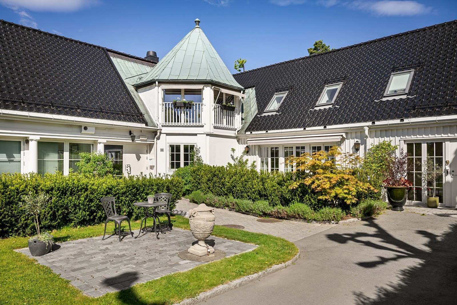 Leiligheten ligger i dette vinkelhuset. Galleribilde