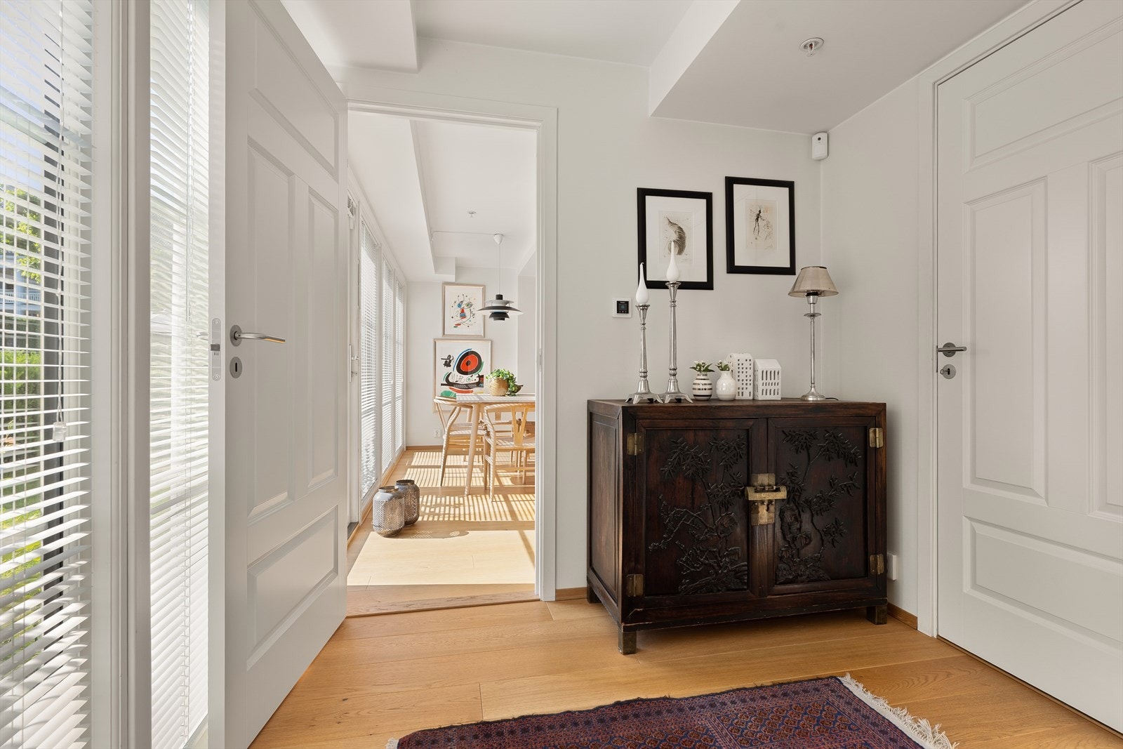 Entréen er lys og innbydende. Her får man et godt førsteinntrykk. Galleribilde