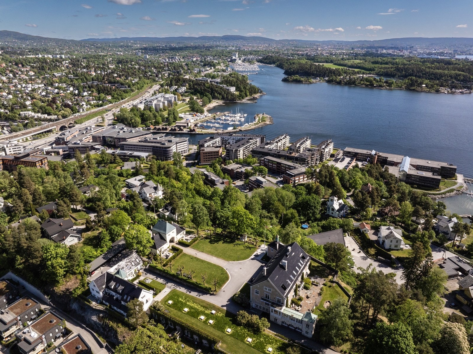 I 2016-17 ble byggene omgjort til luksusleiligheter for målgruppen 55+ som ønsker å
bo usjenert og fredelig til, med moderne fasiliteter og sosialt miljø. Galleribilde