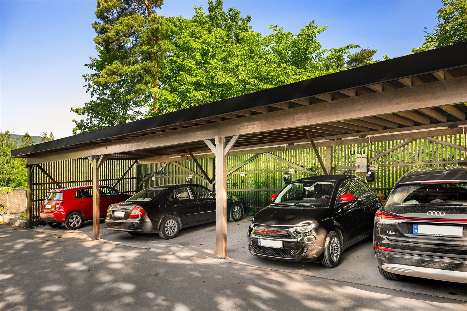 Carport med elbil lader. Galleribilde