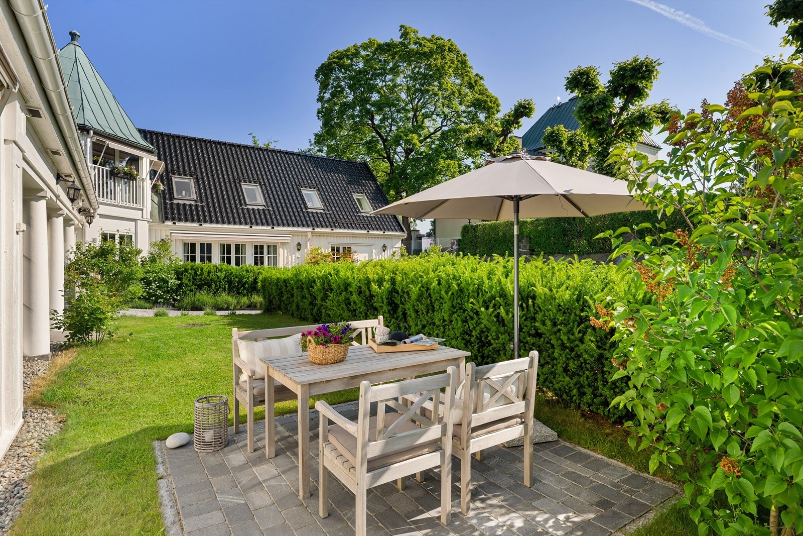 Romslig og lettstelt hage med plass for spisegruppe. Galleribilde