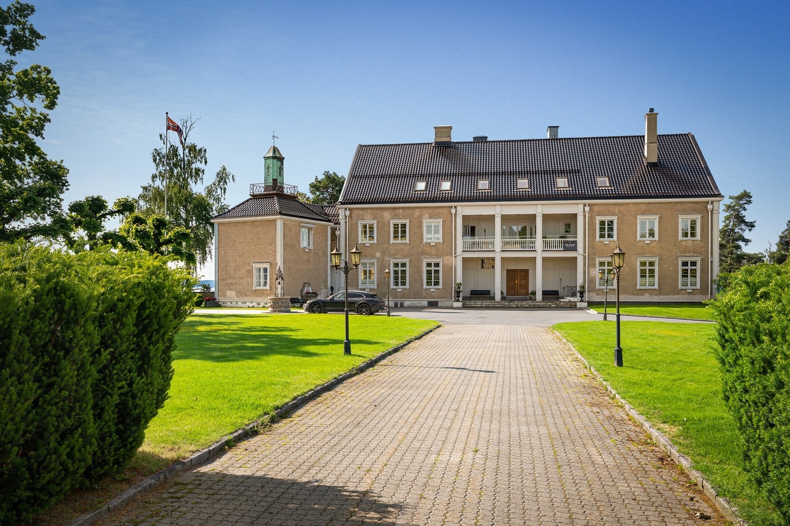 Sameiet består av Hovedhuset (bildet)
, Vinkelhuset, Stallene og Portnerboligene. Galleribilde