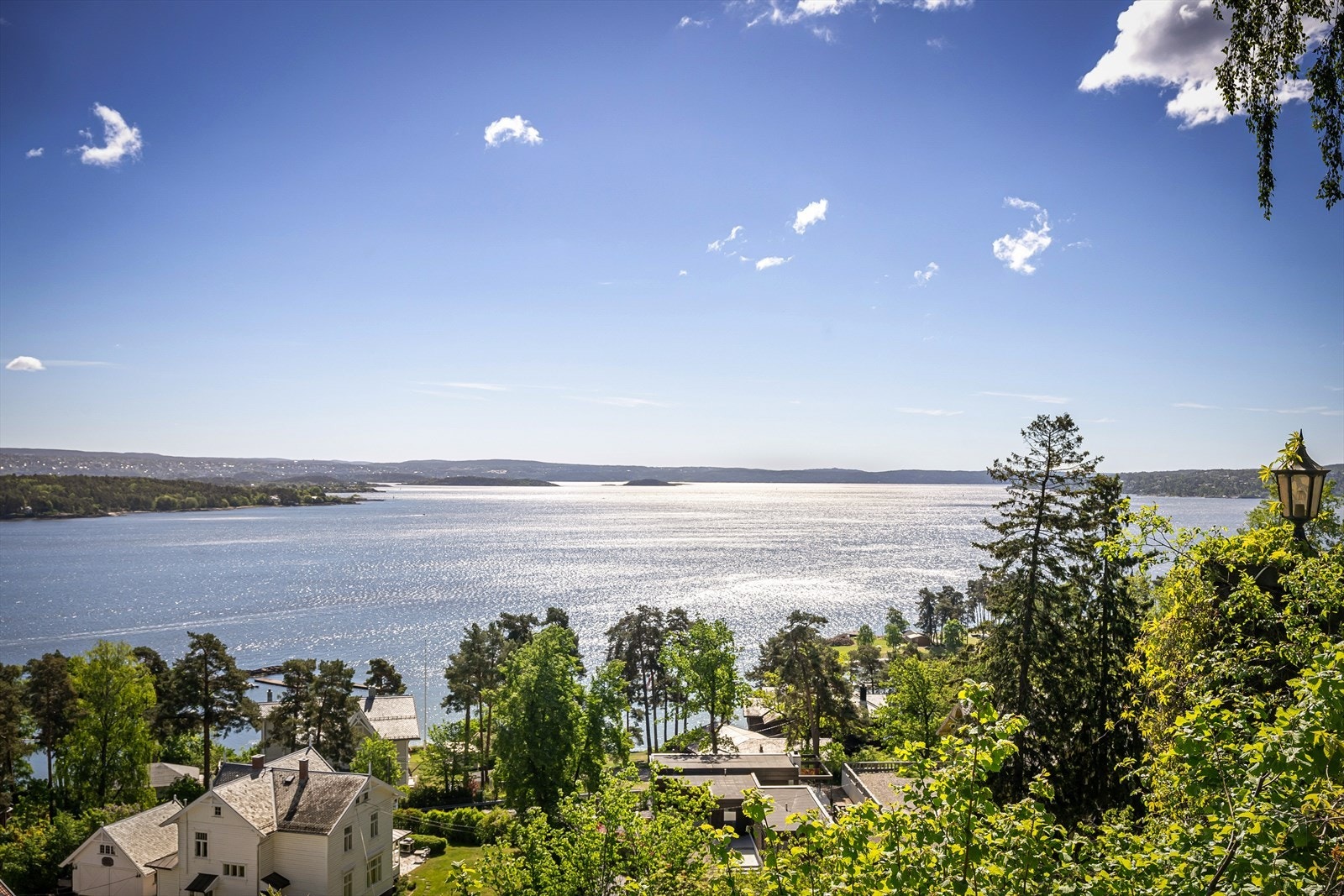 Eiendommen har nesten 360 graders vidstrakt utsikt over Oslofjorden og retning Holmenkollen, Oslo sentrum, Nesodddandet, Kolsås og Stabekk. Galleribilde