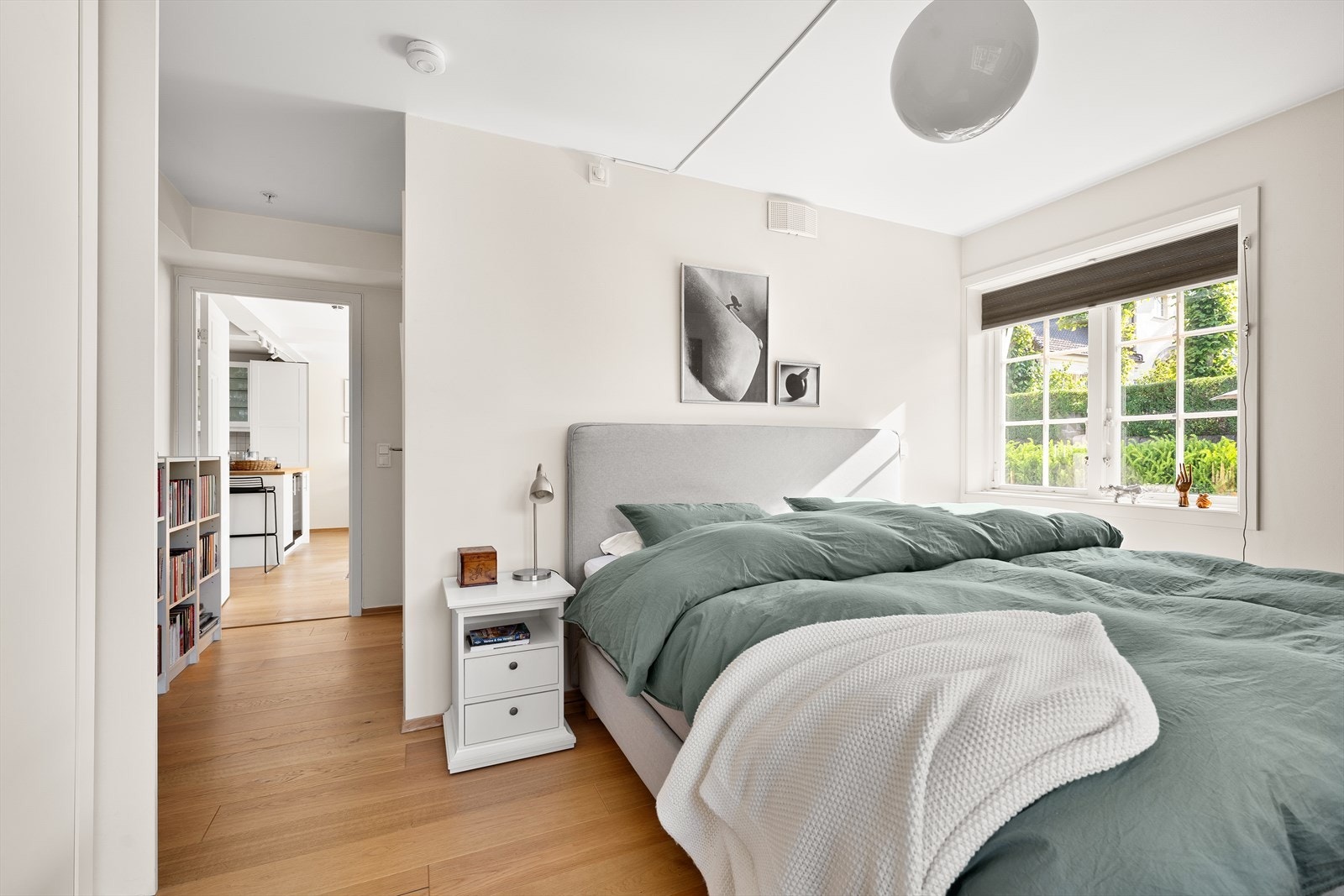 Hovedsoverommet er i suiteløsning og tilknyttet baderom. Galleribilde