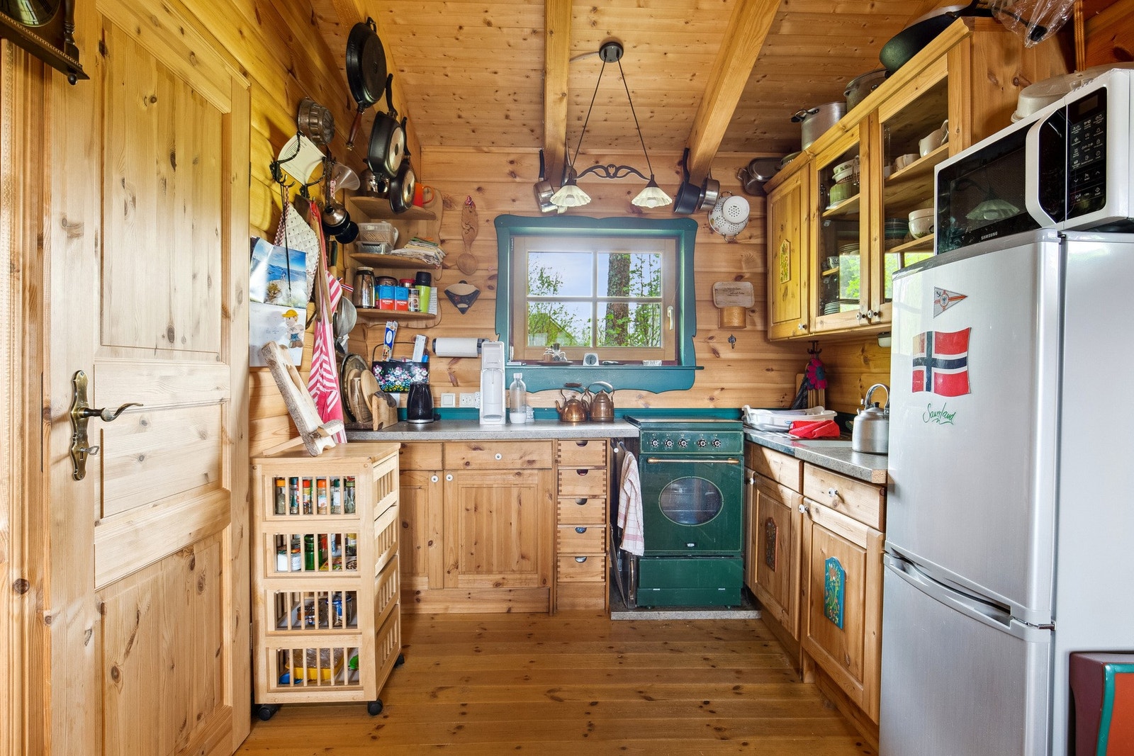 Kjøkkenkrok med det man trenger på hytta Galleribilde