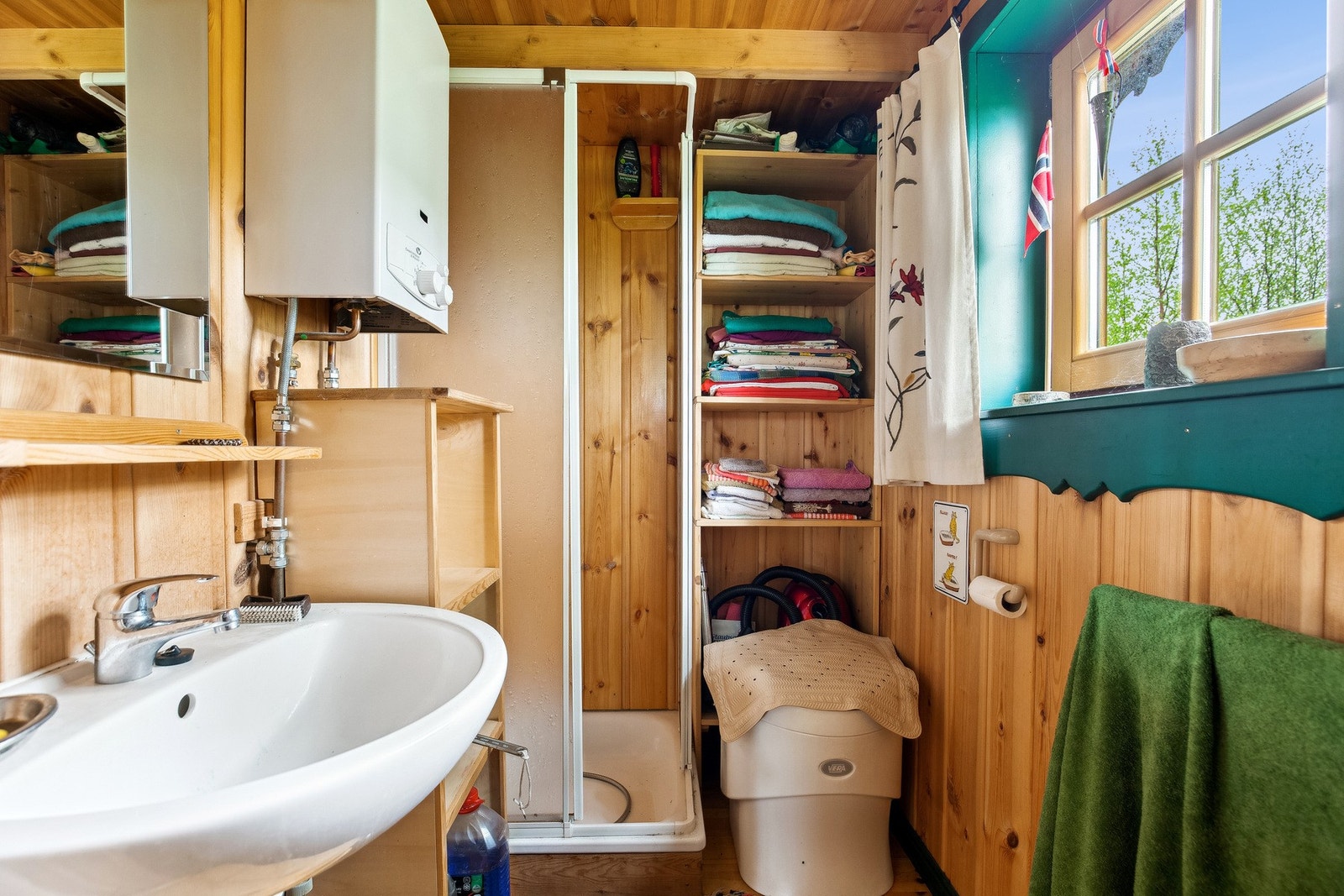 Bad med vask, dusj og wc Galleribilde