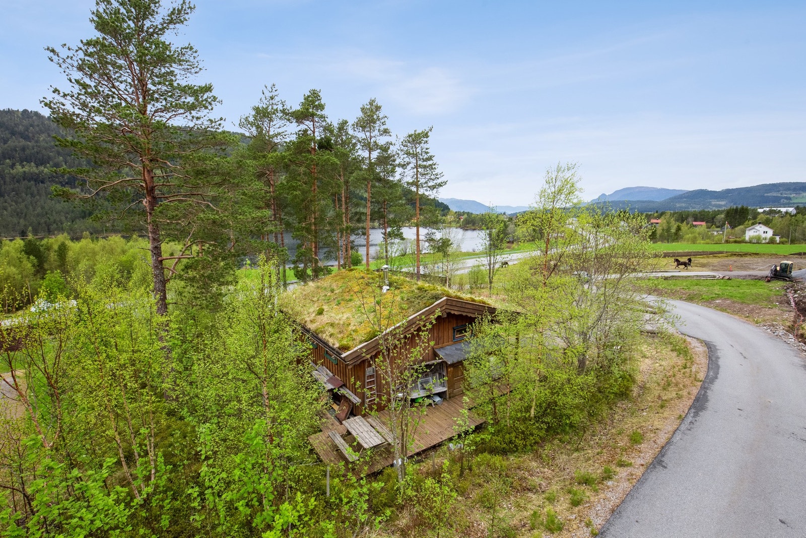 Hytta ligger like utenfor Tingvoll sentrum. Galleribilde