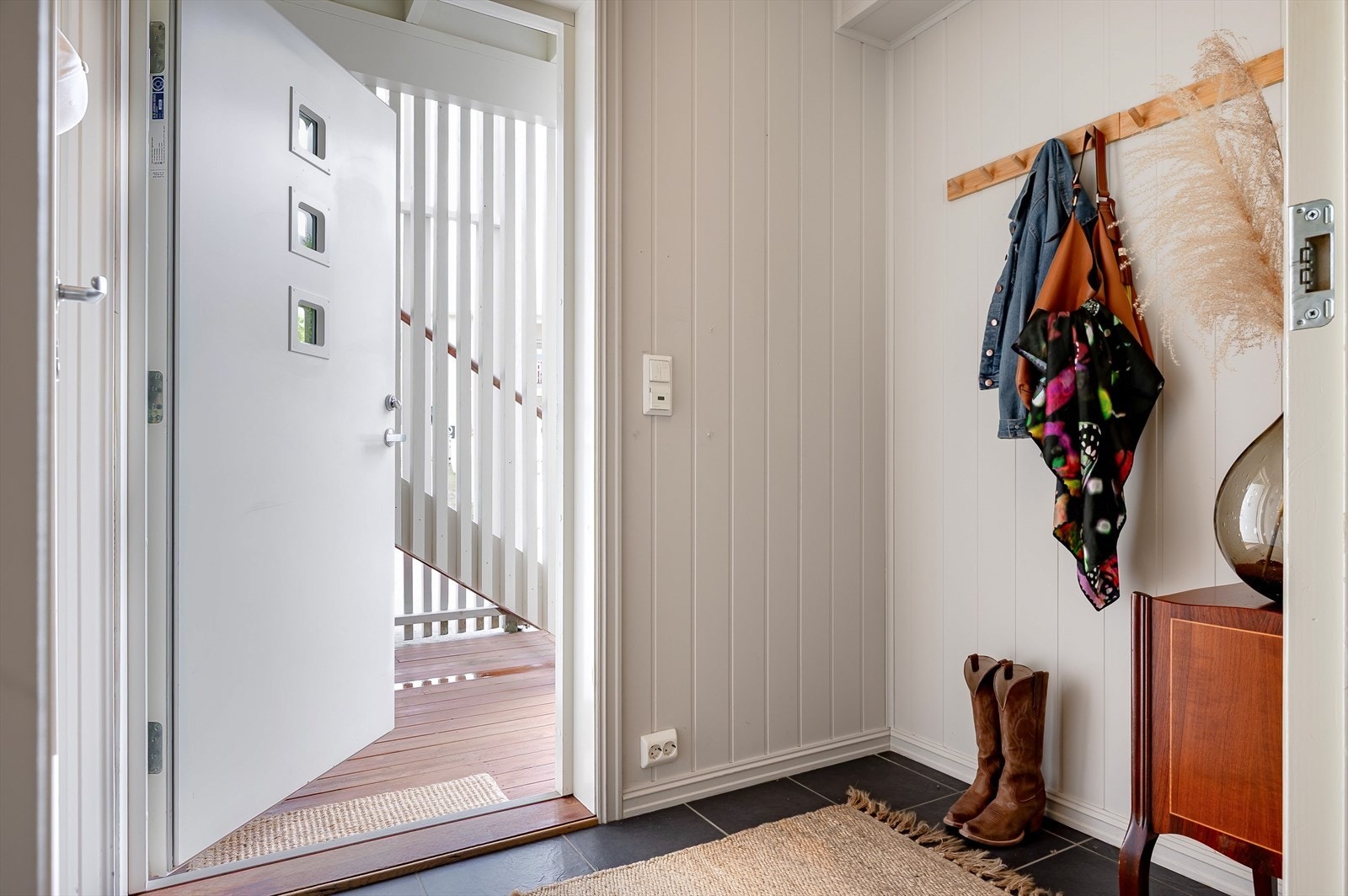 Velkommen inn i en romslig og lys gang. Galleribilde