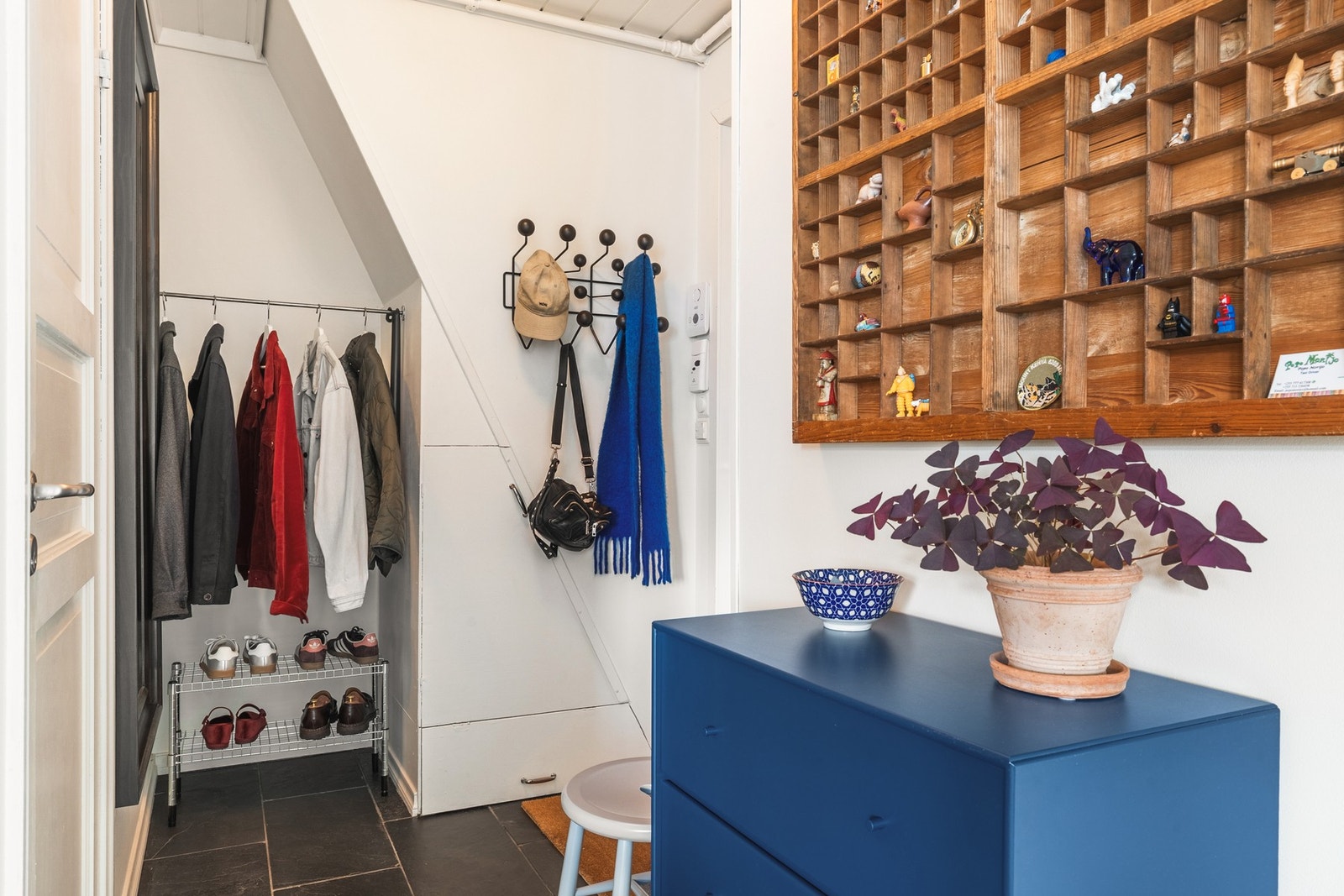 Entréen er romslig med plass for klesoppheng og oppbevaring av sko. Galleribilde