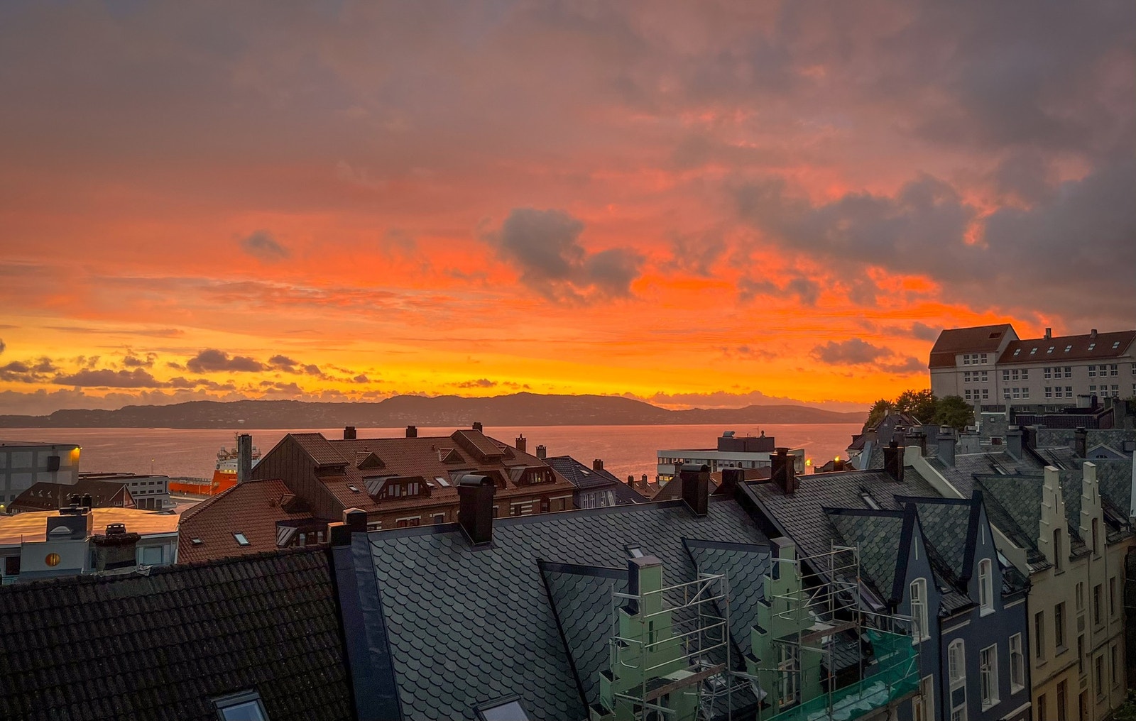 Fra stuevinduet er det flott utsikt over Bergens tak og Byfjorden. Galleribilde