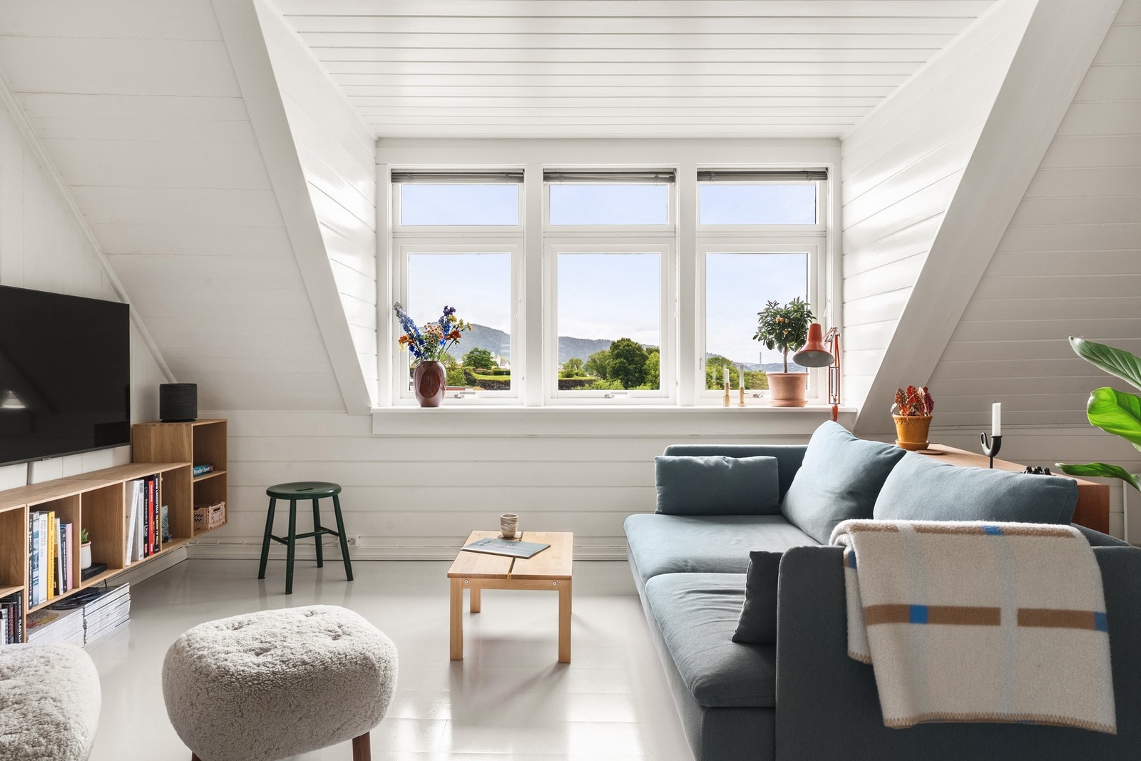 De store vindusflatene slipper inn rikelig med naturlig lys. Galleribilde