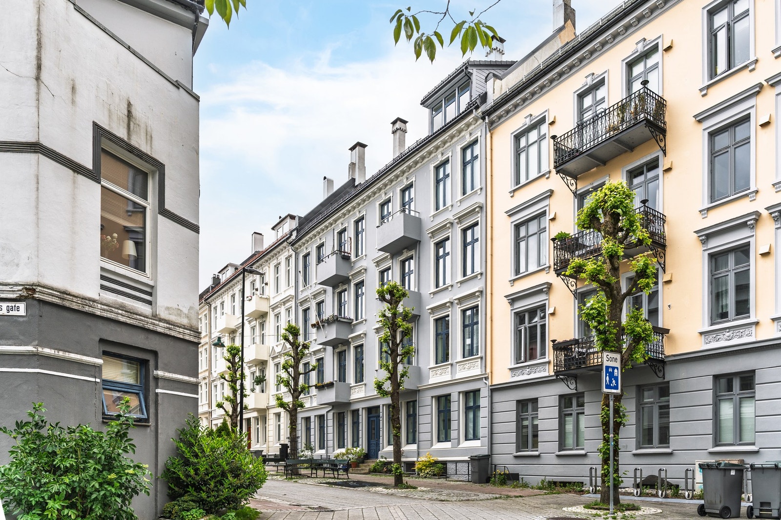 Bygården ligger i en rolig gågate, men også mulig med enkel adkomst med bil. Galleribilde