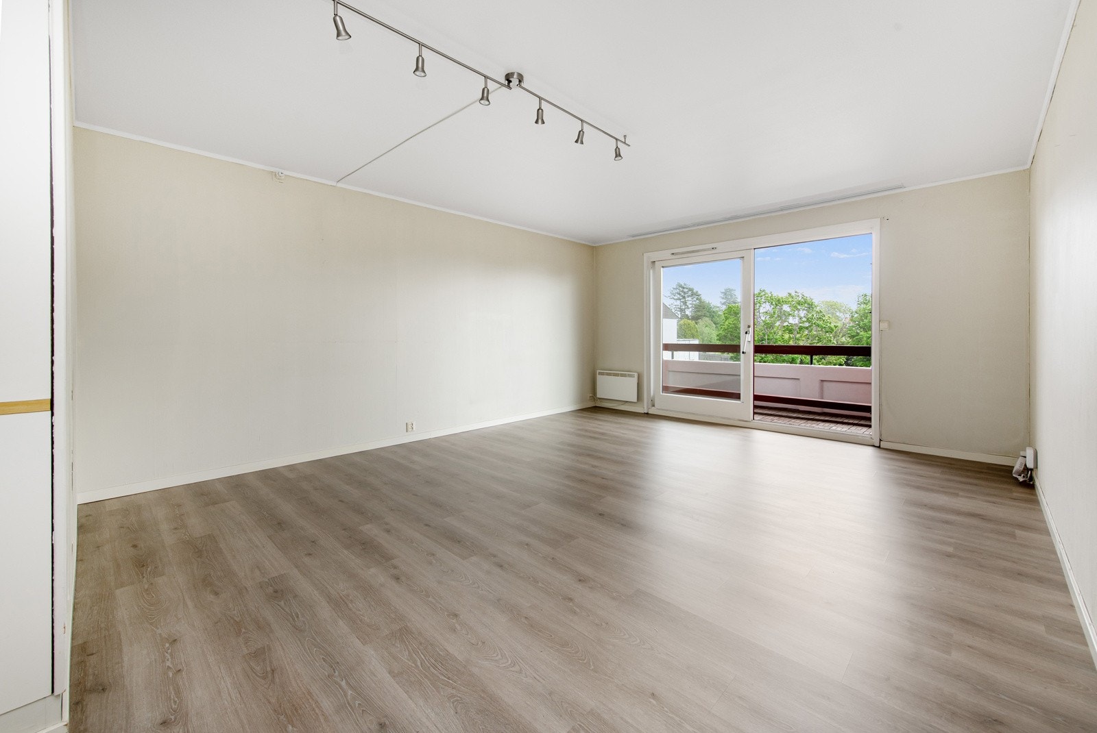 Romslig stue med utgang til romslig balkong Galleribilde