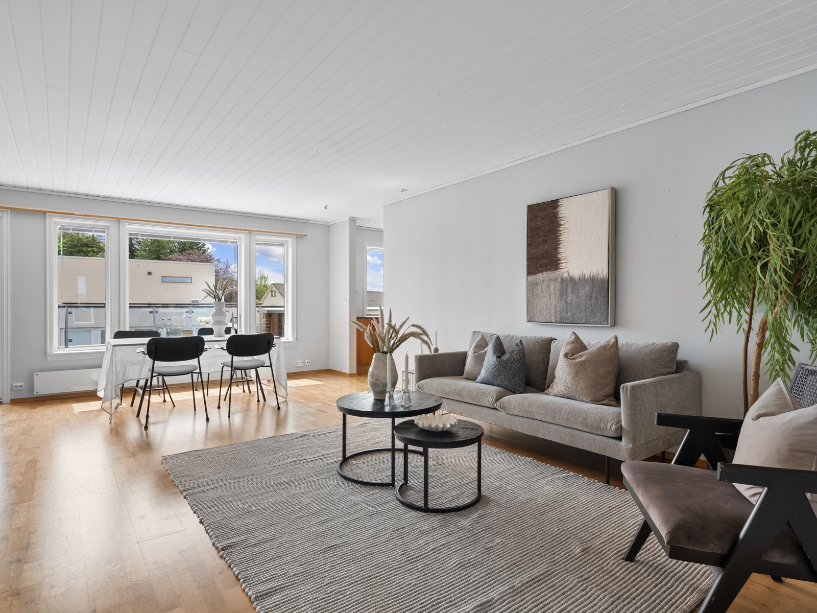 Stuen er lys og innbydende, med store vindusflater som slipper inn rikelig med naturlig lys. Galleribilde