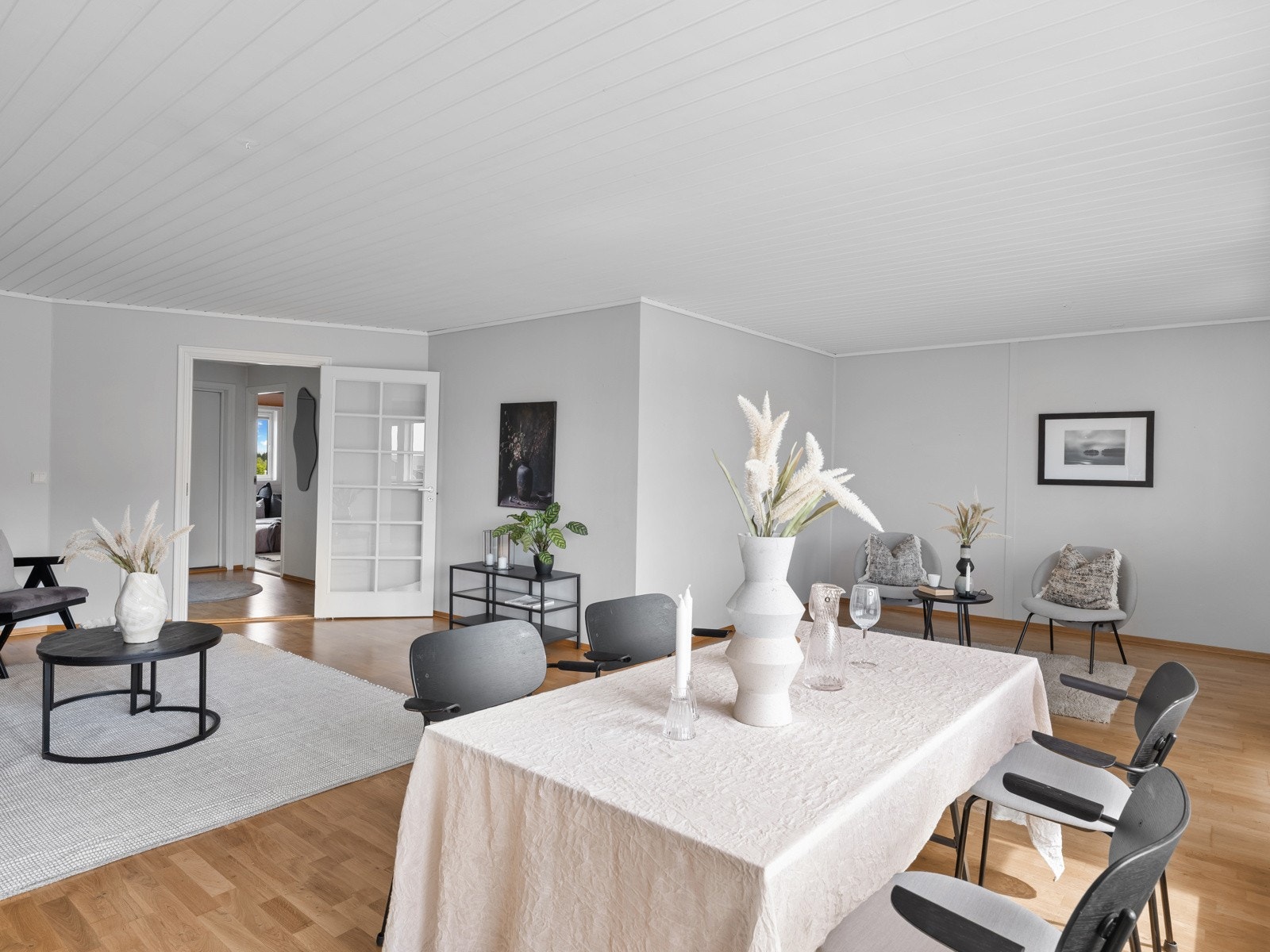 Nyt sene kvelder med venner og familie i hyggelige omgivelser rundt spisebordet. Galleribilde