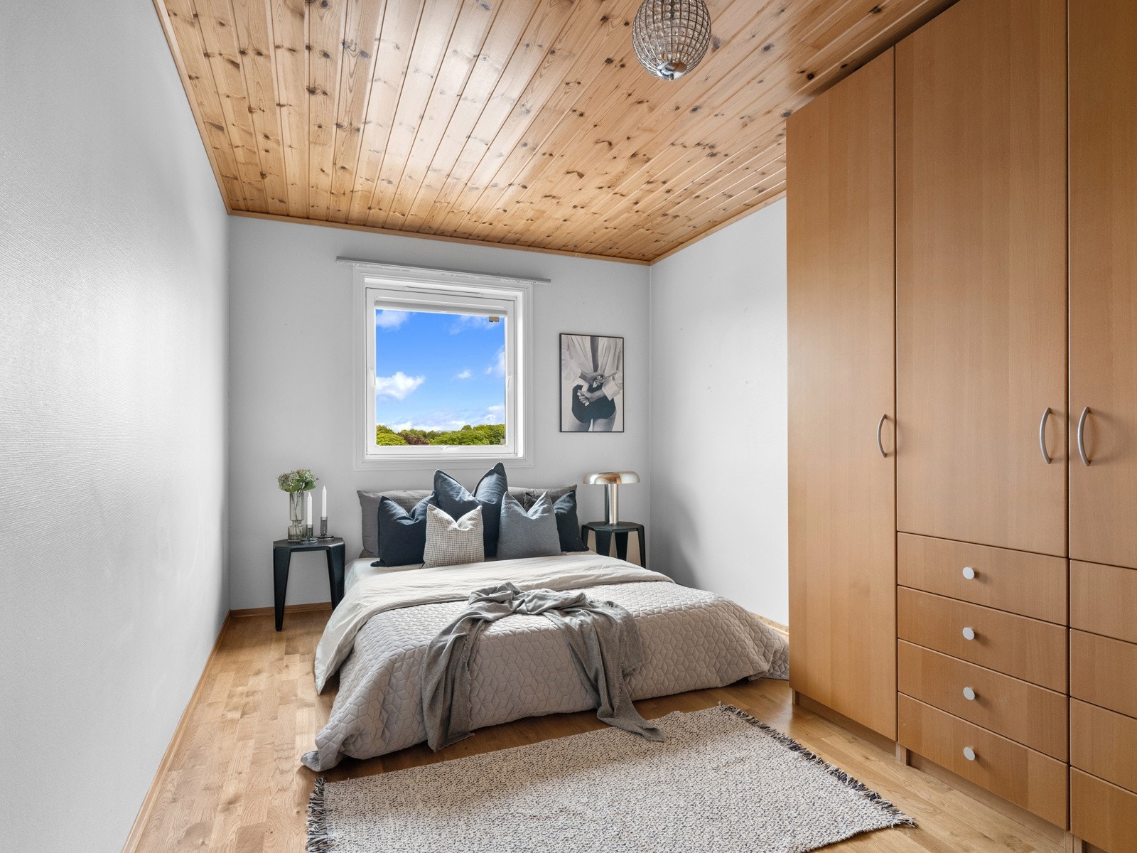 Soverommet har et vindu som slipper inn godt med naturlig lys og bidrar til en lys og trivelig atmosfære. Rommet har plass til dobbeltseng og fleksible garderobeløsninger, og gir gode muligheter for å tilpasse etter behov og stil. Galleribilde