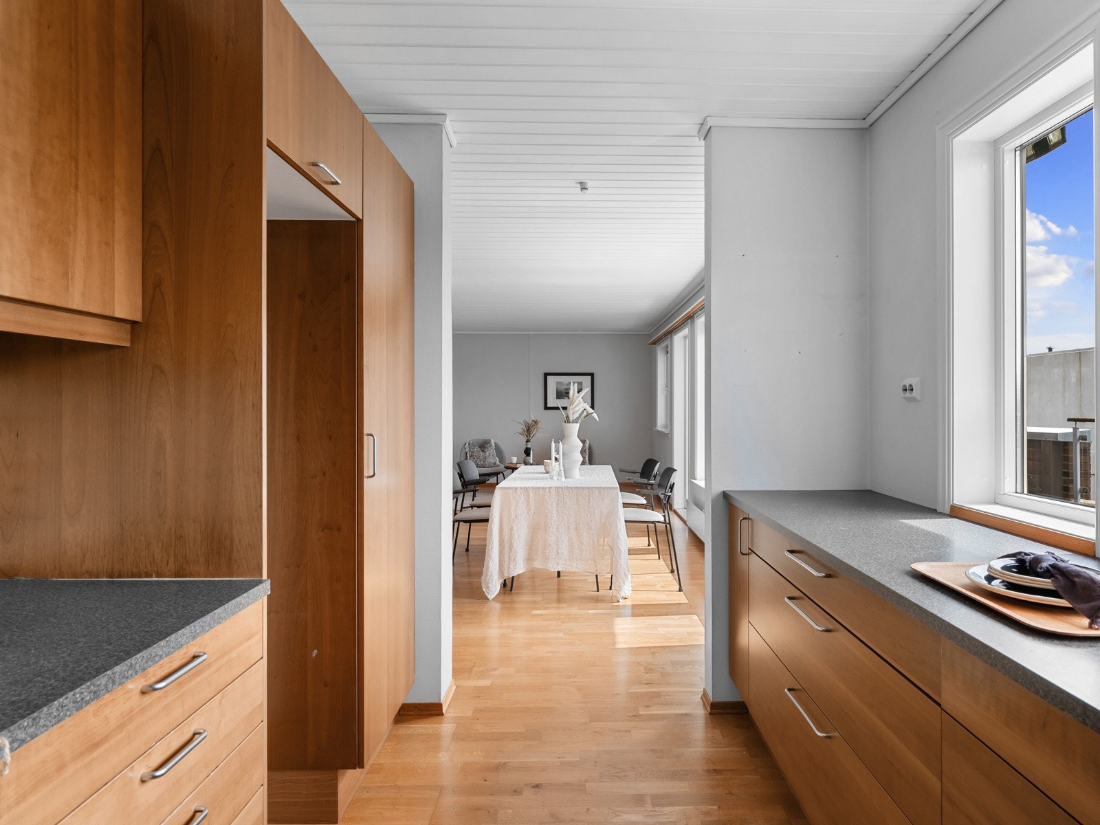 Kjøkkenet er sømløst integrert med stuen i en delvis åpen løsning, og gir en sosial og funksjonell sone for både matlaging og samvær. Galleribilde