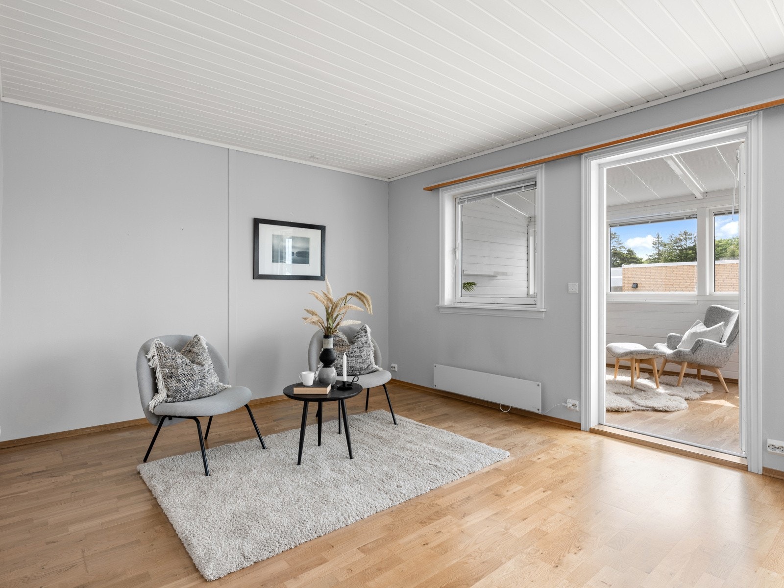 Fra stuen er det utgang til en hagestue. Galleribilde