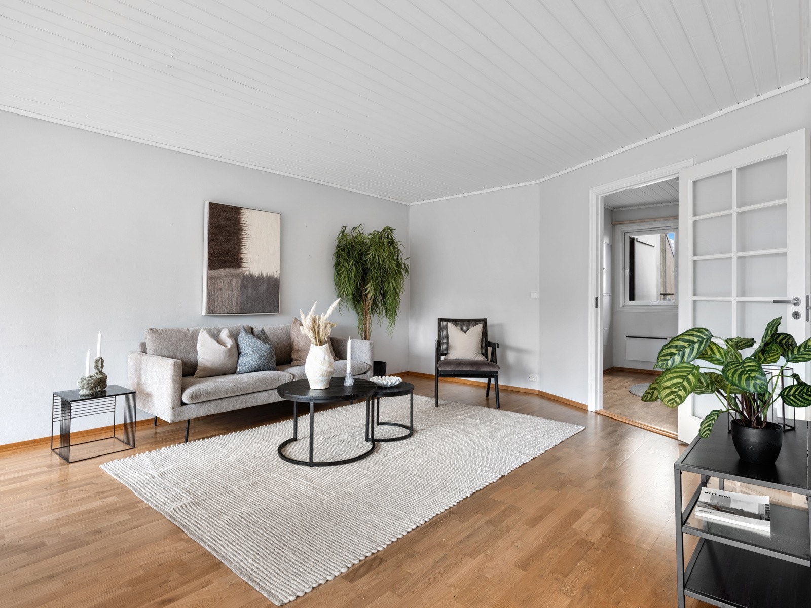 Rommet har en god planløsning med mange muligheter for både stilrene og praktiske møbleringsløsninger. Galleribilde