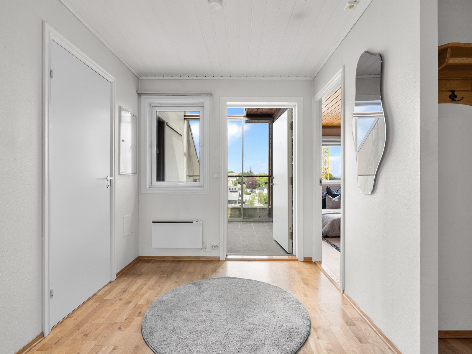 Leiligheten har en ryddig og innbydende entré med lyse vegger og 3-stavs parkett som gir et moderne og tidløst uttrykk. Galleribilde