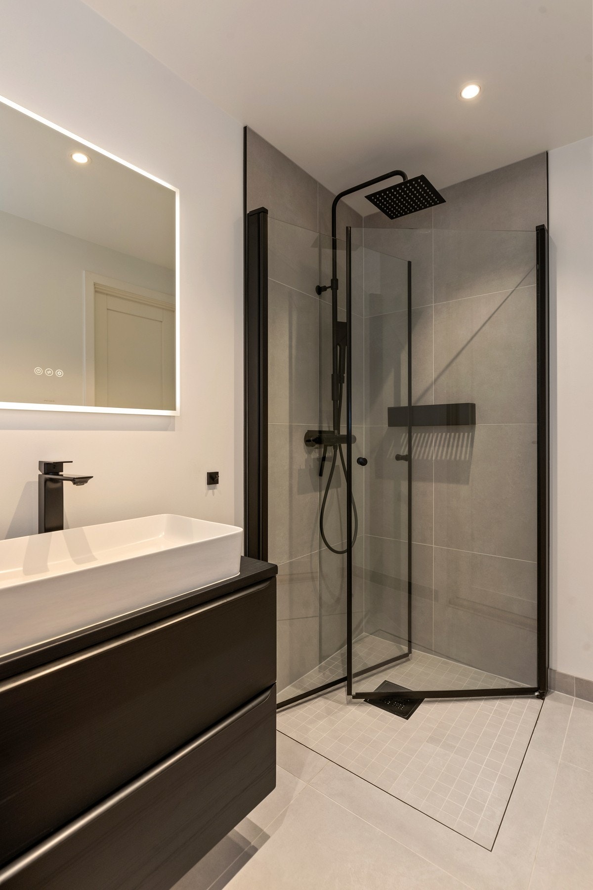 Badet er pusset opp i 2020. Det er flislagt med varmekabler og svarte stilige detaljer. Galleribilde