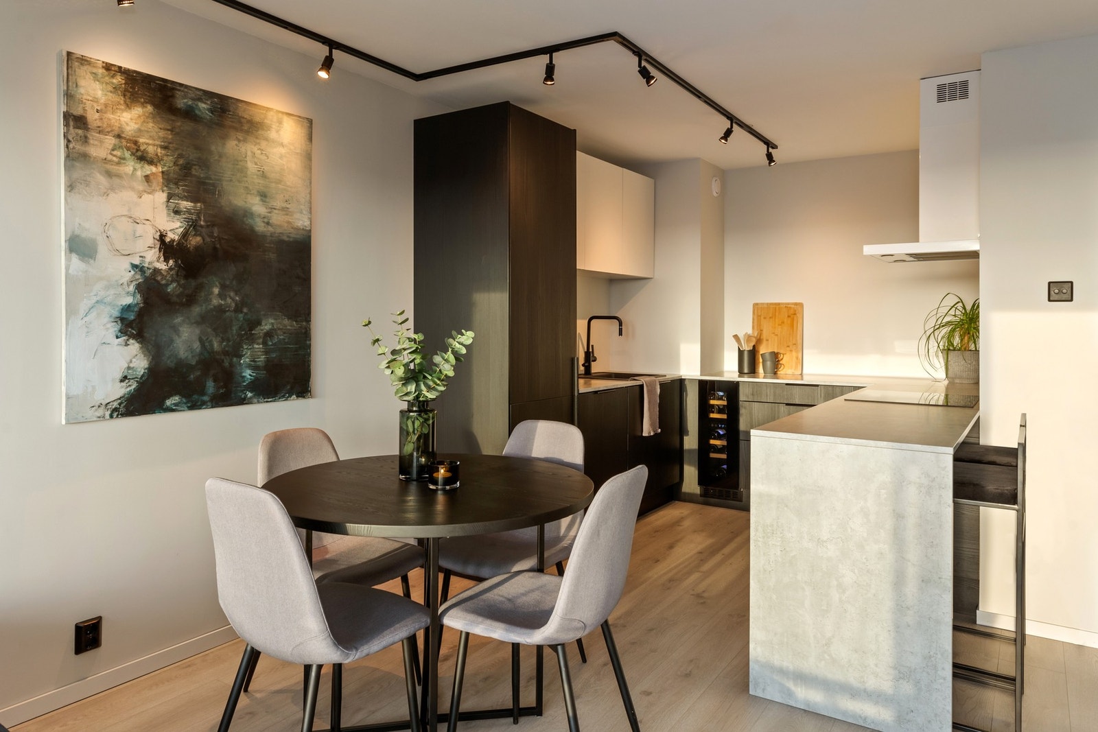 Det er plass til spisebord i kjøkkensonen. I tillegg er det bygget kjøkkenøy med plass til barkrakker. Galleribilde