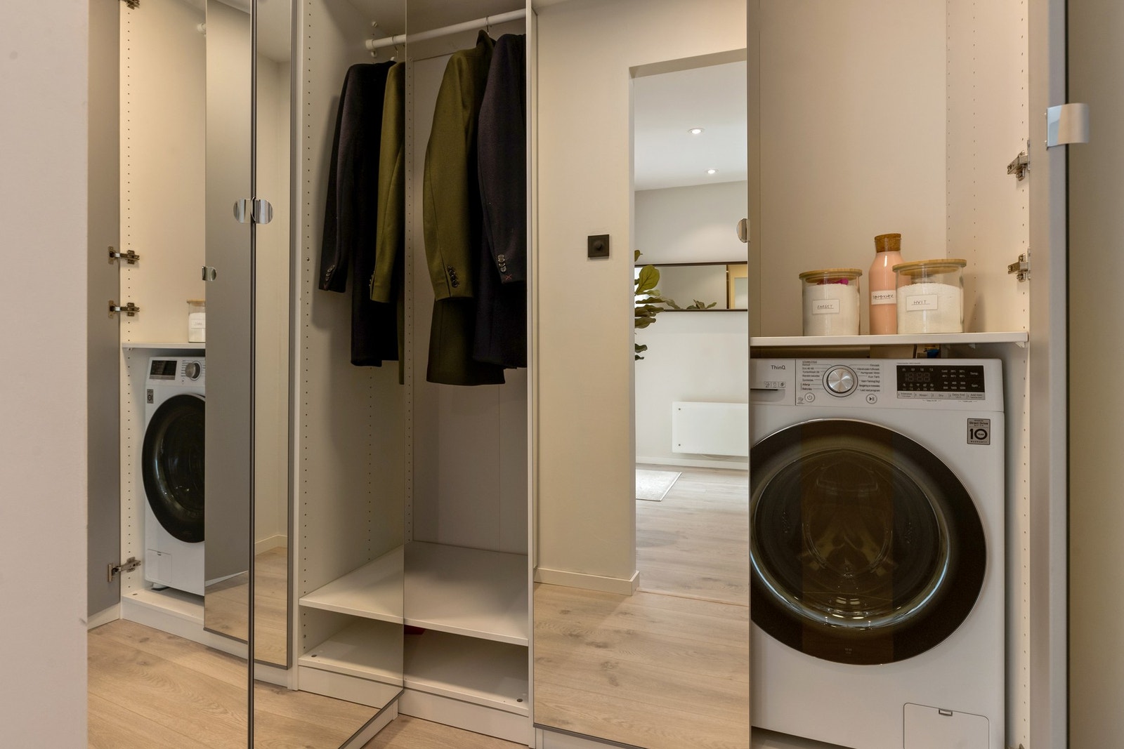 Gangen har eget garderoberom med smart oppbevaringsplass og innebygget vaskemaskin. Galleribilde
