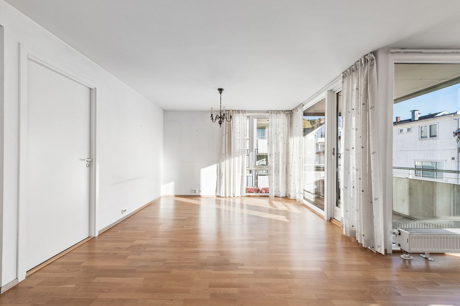 Romslig stue med plass til sofagruppe samt ytterligere møblering. Utgang til balkong fra stuen. Galleribilde