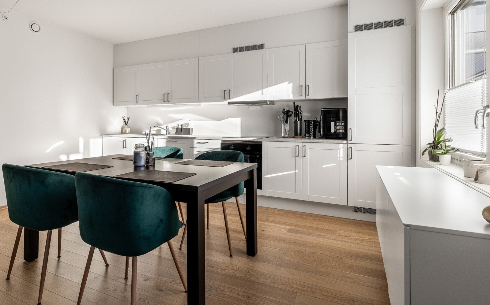 En moderne 4-roms selveier fra 2024 med solrik hjørneterrasse på ca. 20 kvm. Galleribilde