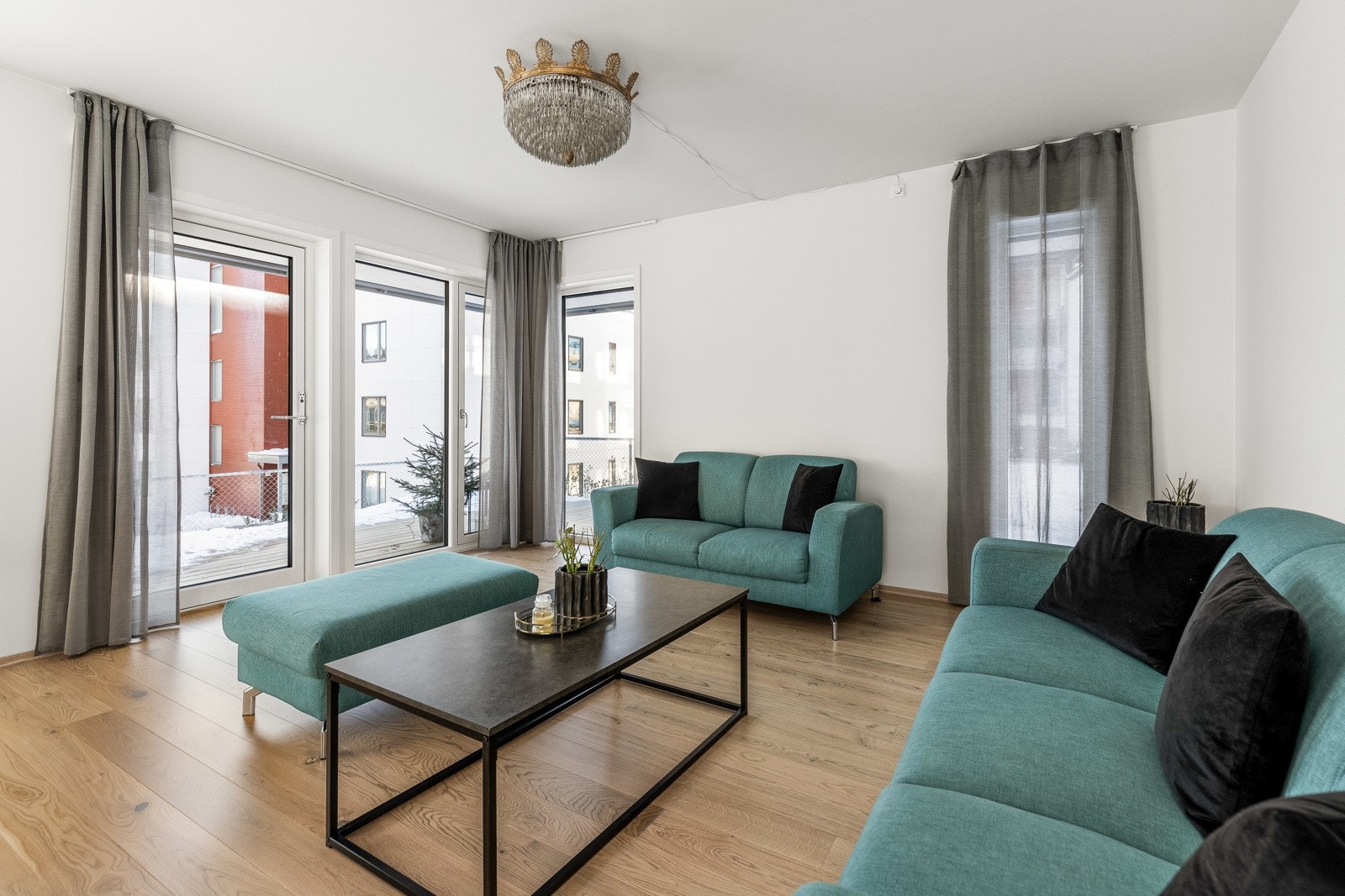 Tv-sonen er romslig med utsyn mot elvebredden. Galleribilde