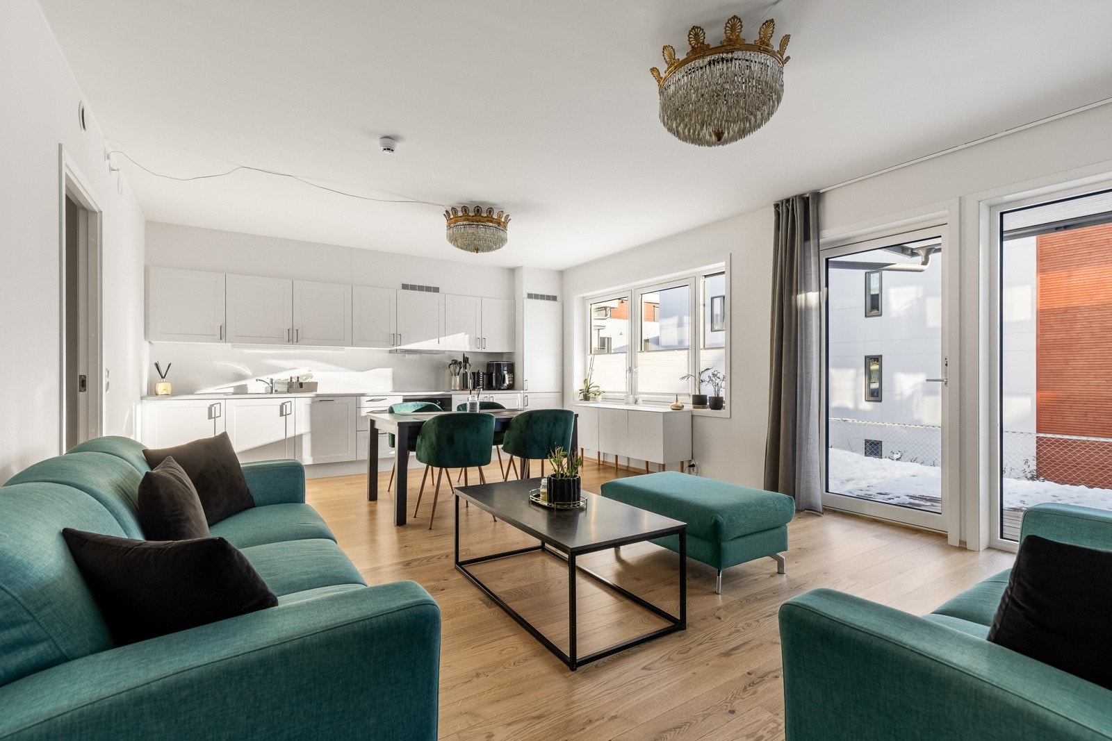 Stuen ligger på hjørnet av bygget og bades i dagslys fra store vinduer på to sider. Galleribilde