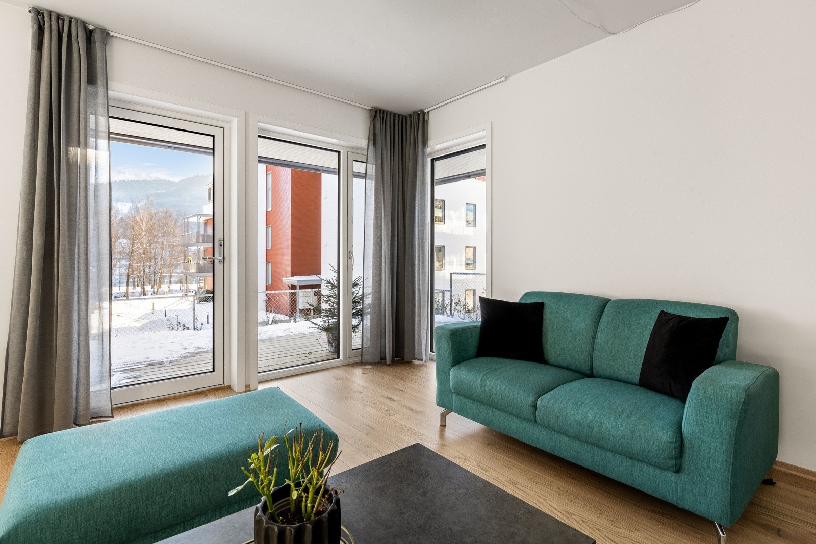 Det er utgang til en solfylt markterrasse på ca. 20 kvm - en herlig forlengelse av rommet i sommerhalvåret. Galleribilde