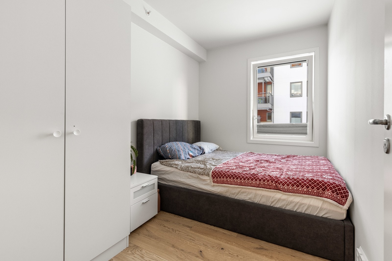 Soverom 2 er av fin størrelse med plass til større seng, garderobe og nattbord. Galleribilde