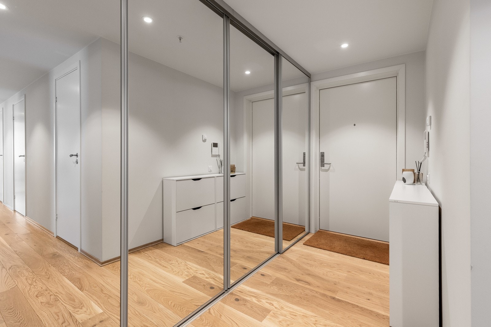 I entréen er det innebygget garderobe med speilfronter. Galleribilde