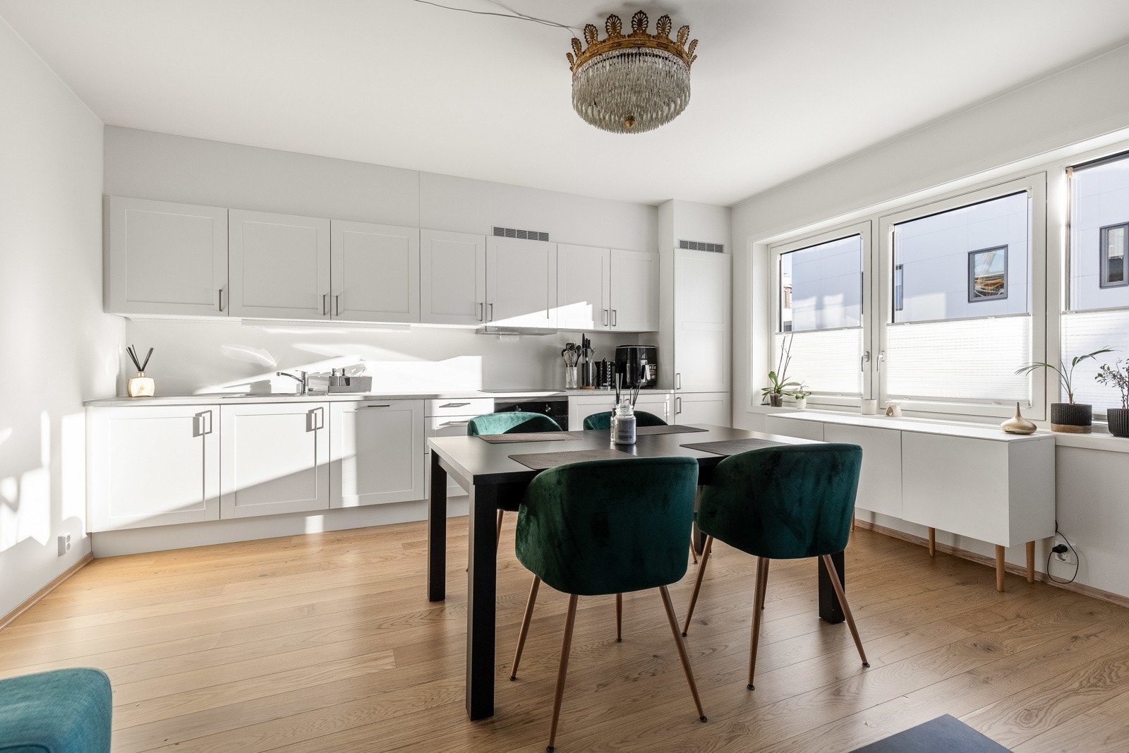 Ved kjøkkenet er det plass til spisegruppe ved vinduspost. Galleribilde