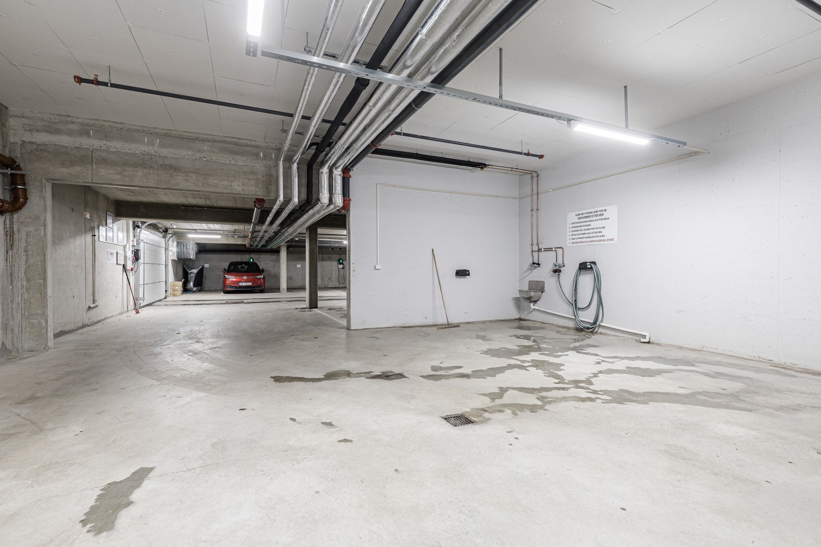 Felles vaskeplass for bil i garasjeanlegget! Galleribilde