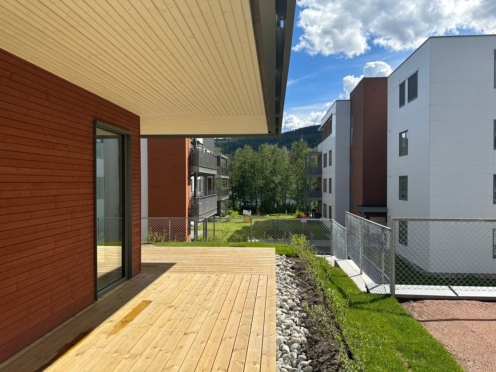 Fra terrassen er det utsikt mot Pålsøya og elven. Galleribilde