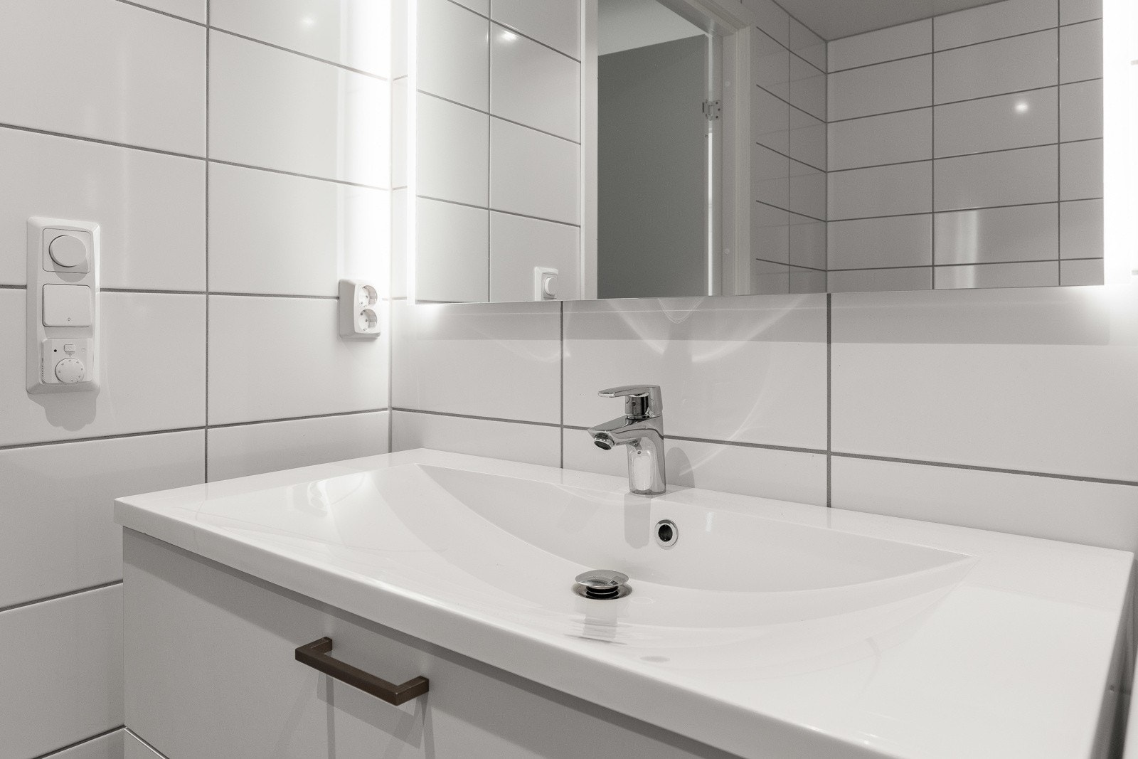 Pen servant og speil med belysning. Galleribilde