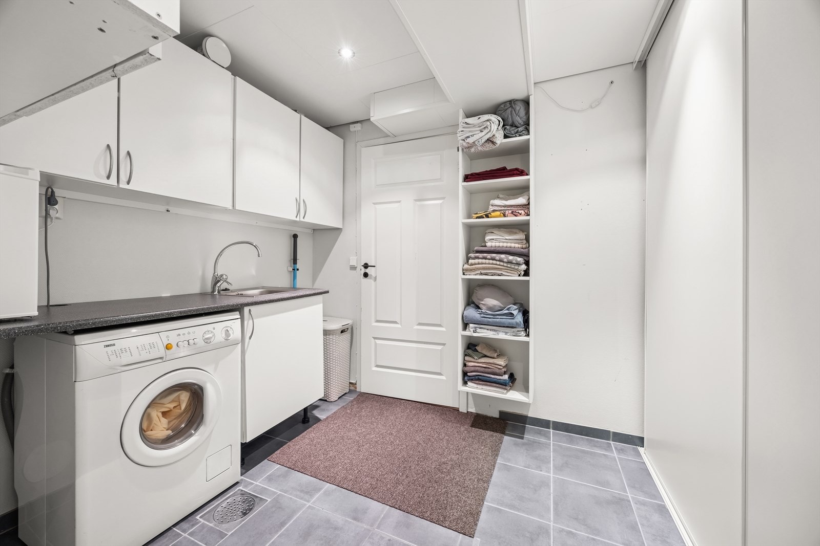 Vaskerommet i første etasje har opplegg for vaskemaskin. Det praktiske rommet har i tillegg godt med oppbevaringsplass. Galleribilde
