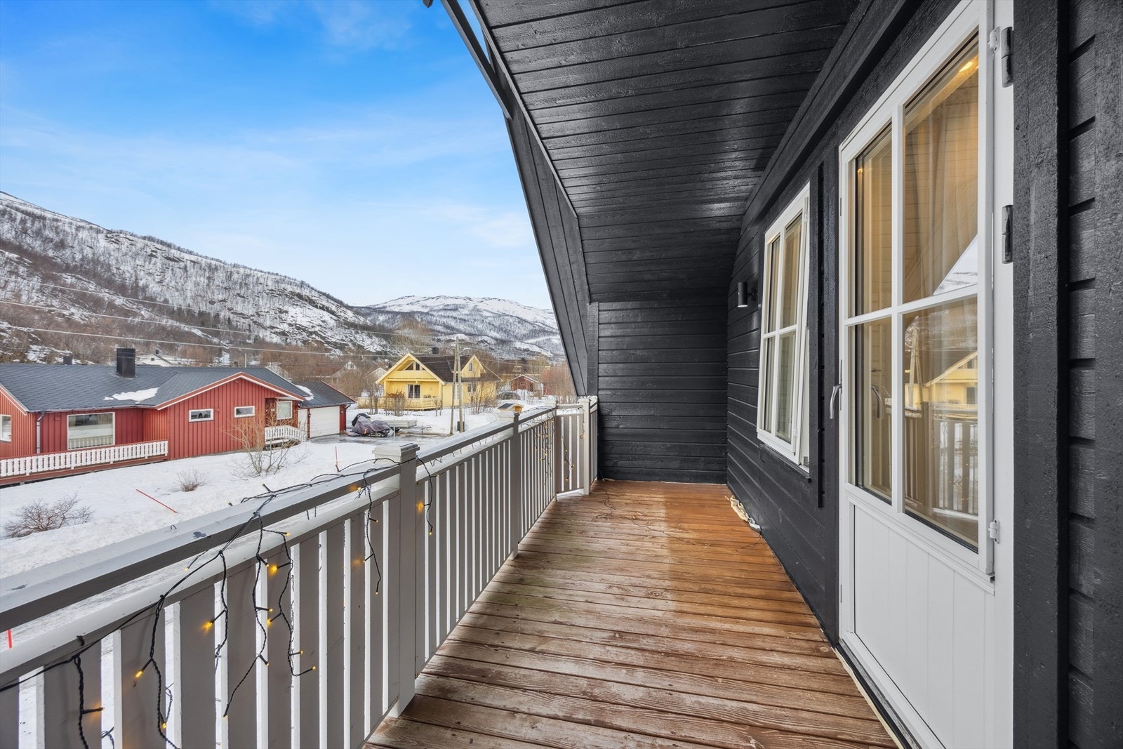 Den over bygde balkongen i loftsetasjen har god plass til hagemøbler. Galleribilde