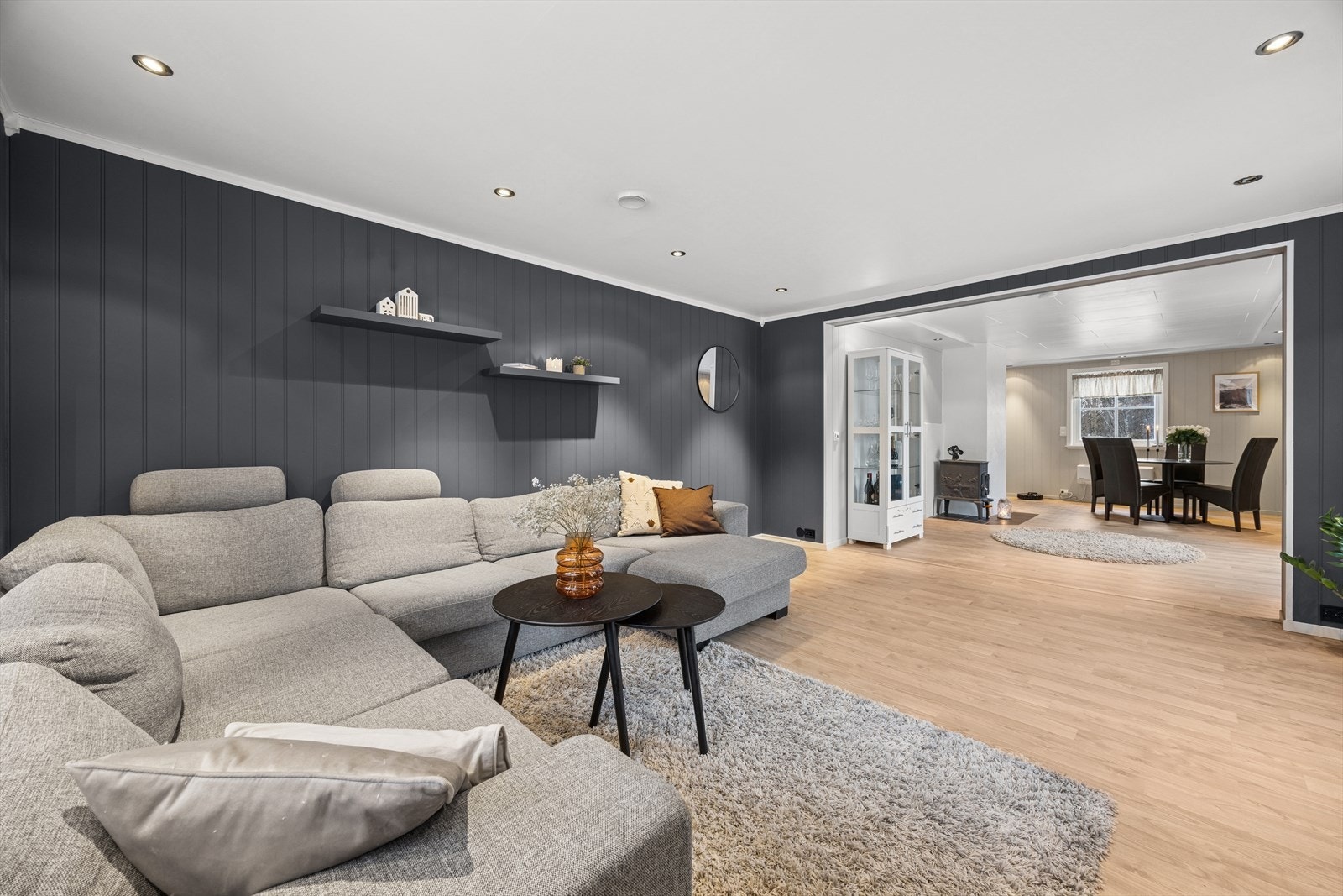 Stue/spisestue har god plass til en komfortabel sofagruppe og spisegruppe. Galleribilde