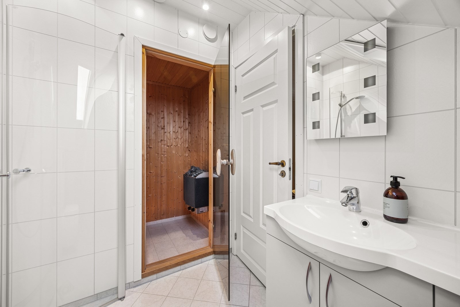 Baderommet som har adkomst fra soverommet, og har videre adkomst til badstuen. Galleribilde