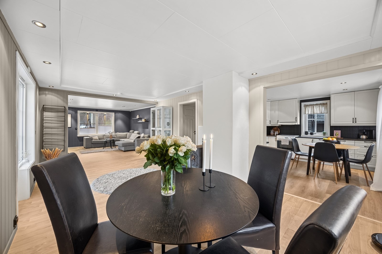 Her får du god plass til å invitere familie og venner til et hyggelig selskap. Galleribilde