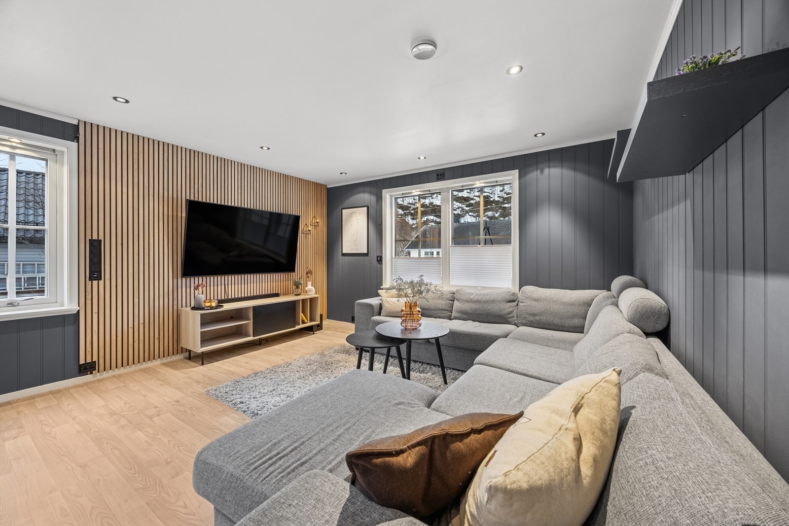 Sofagruppen har en lys og fin plassering ved vinduene i stuen. Galleribilde