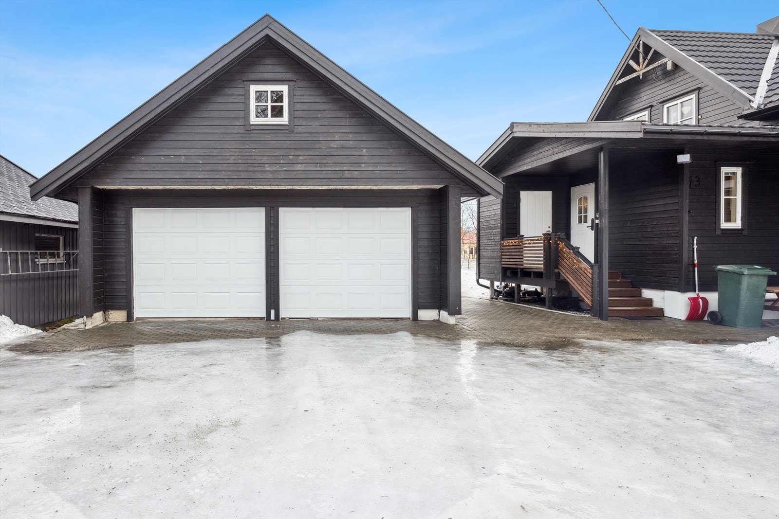 Eiendommen har godt med parkeringsmuligheter i både garasje og på egen tomt. Galleribilde