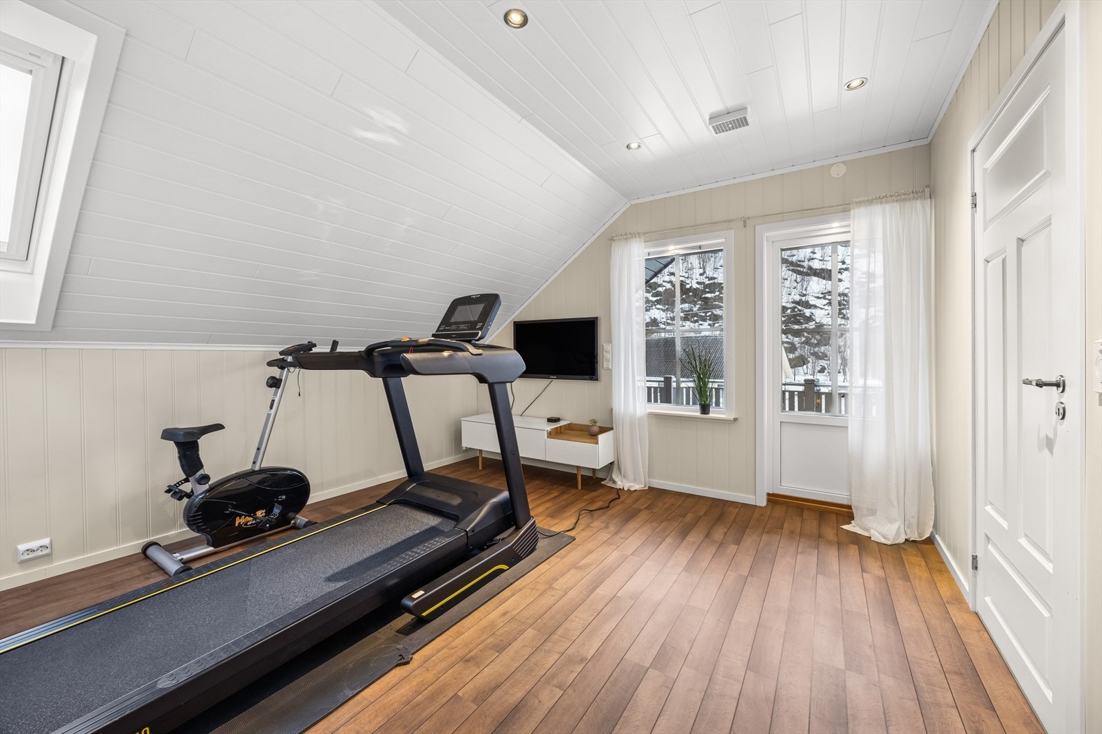 Fra loftstuen er det videre adkomst til en balkong. Galleribilde