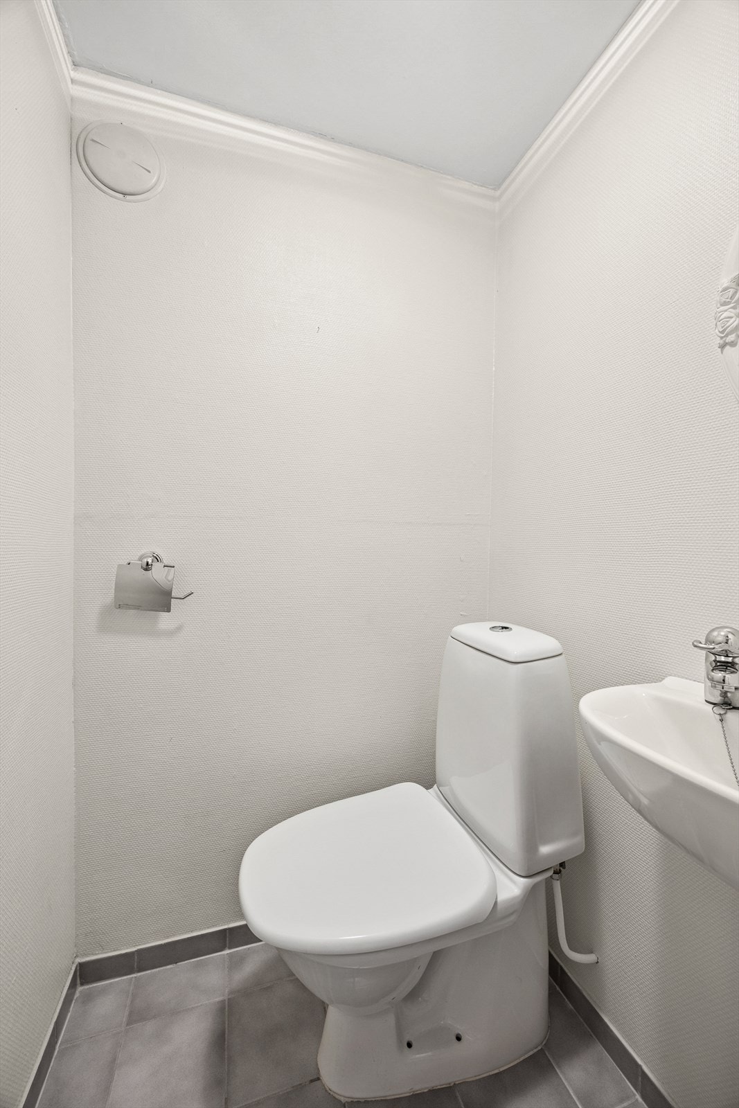 Med adkomst fra entreen finner du et praktisk toalettrom. Galleribilde