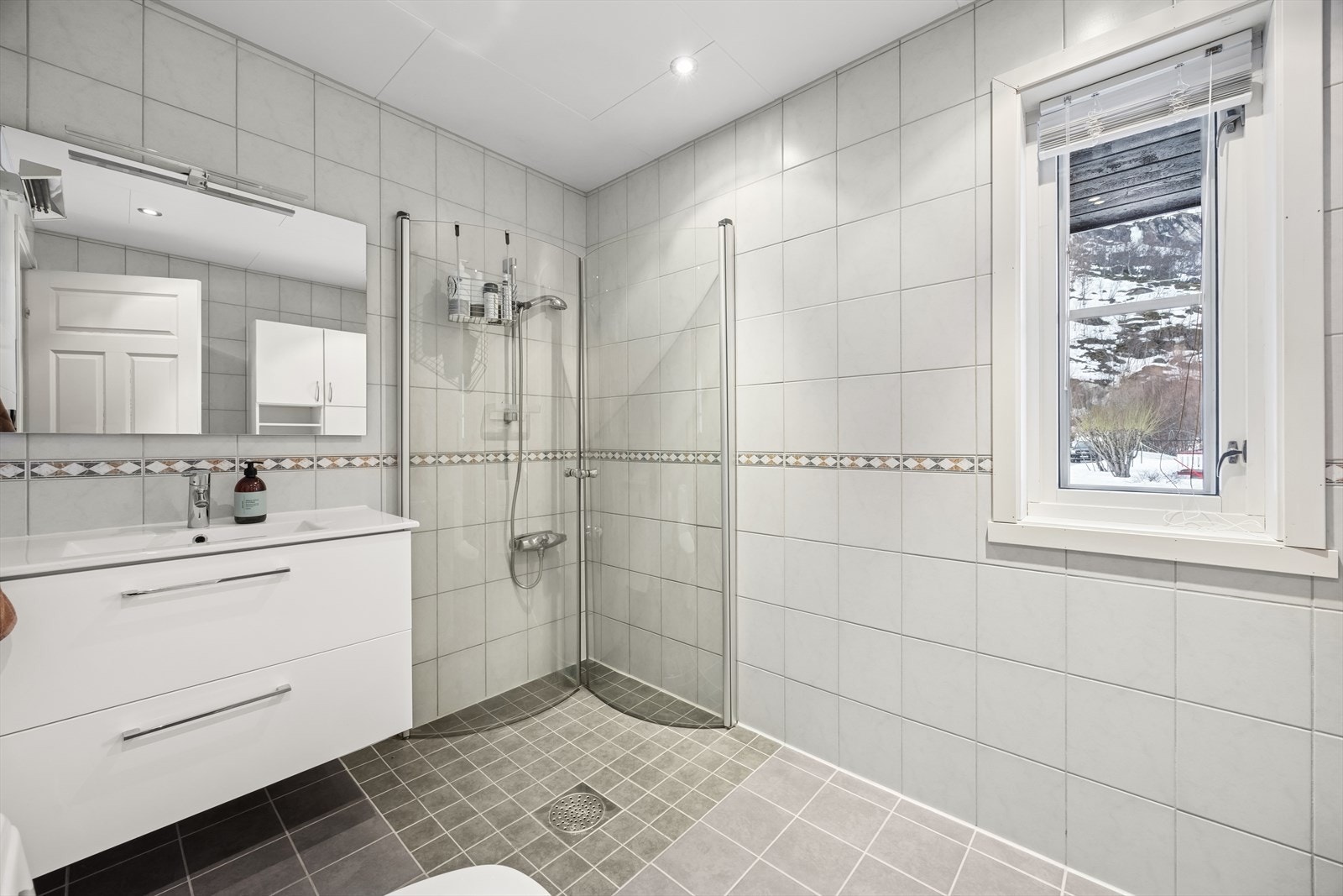 I første etasje finner du et flislagt baderom som varmes opp ved bruk av varmekabler. Se pkt. ferdigattest angående badet. Galleribilde