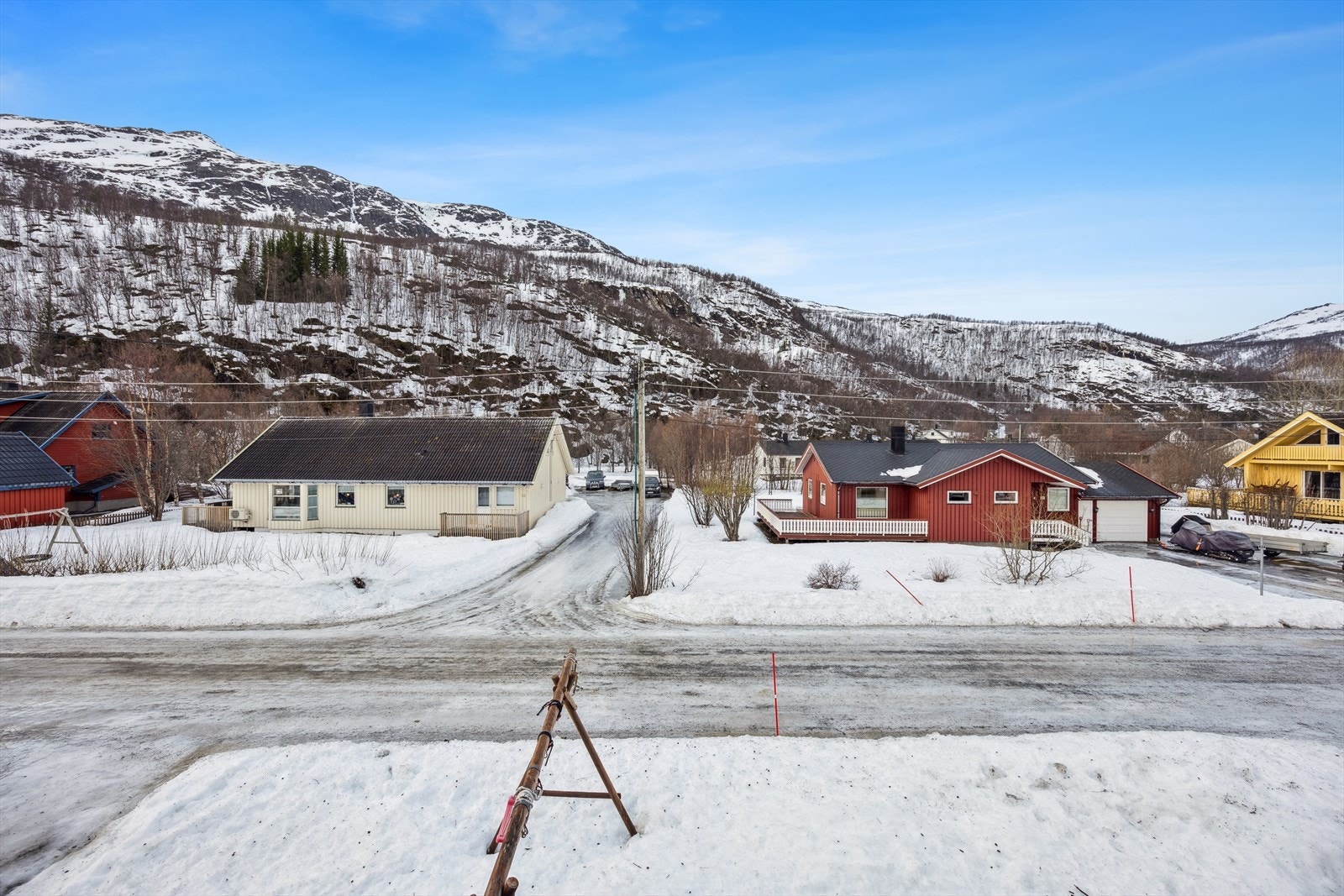 Fra boligen er det noen minutters kjøreavstand til skoler, barnehager og butikker. Galleribilde